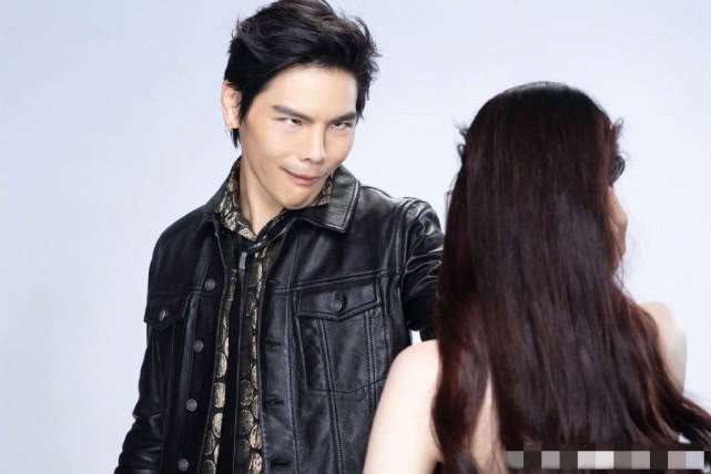 向佐晒一家四口合照为妈妈老婆庆生,生日蛋糕