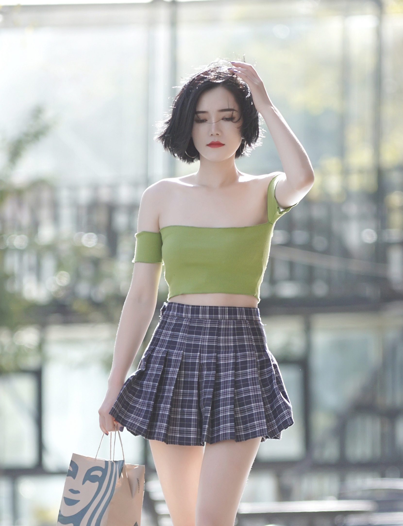 超清新的小姐姐,绿色的超短抹胸上衣搭配格子裙,尽显肤色白皙