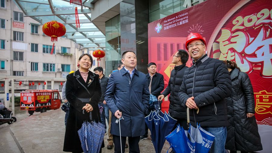 市领导节前视察建筑工地要将东阳市区首座跨街天桥建成标志性景观