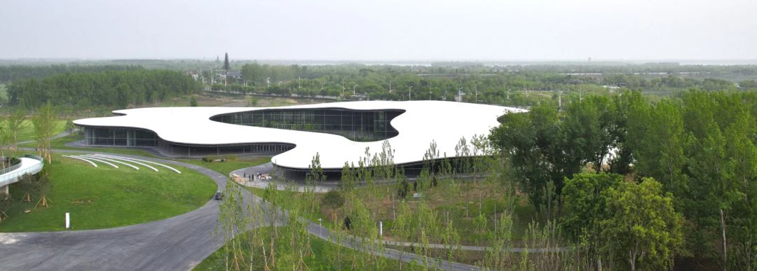 建筑师西泽立卫,在山东省济宁市,设计完成了一座艺术馆.