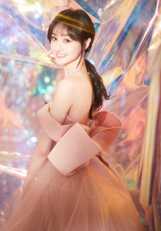 郑爽终于懂得打扮自己了!穿粉色蝴蝶纱裙宛如仙女下凡