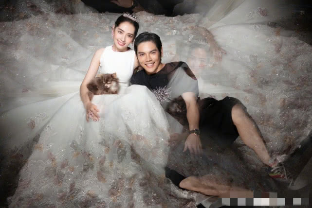 向佐晒一家四口合照为妈妈老婆庆生,生日蛋糕