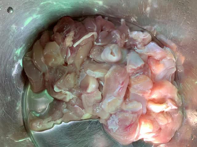 怎么才能快速解冻鸡腿 a0e35fd61d2845b5b0e75eea610596df.jpeg