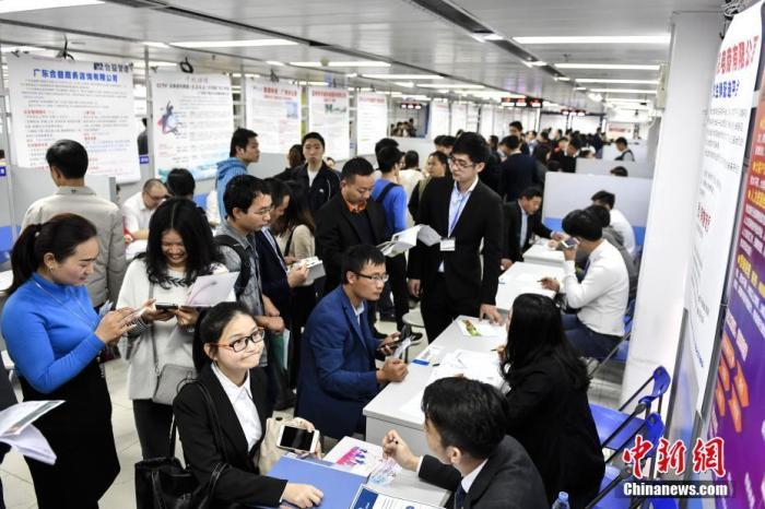 资料图:2017年2月7日,求职者来到广州南方人才市场应聘.