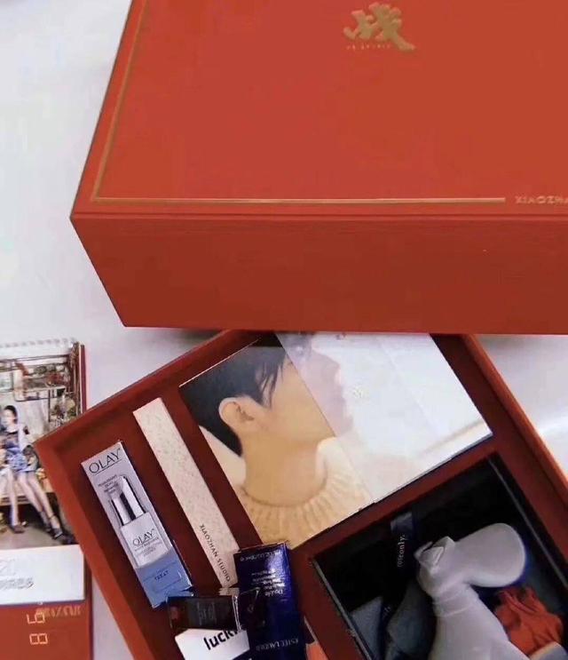 明星工作室新年礼盒曝光，肖战礼品众多诚意足