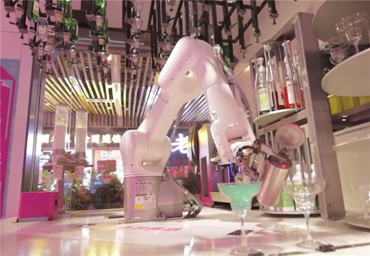  广州一家机器人中餐厅开业，迎宾、做菜等均为机器人完成