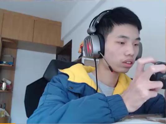 和平精英:鲨鱼哟在线翻车面无表情,遭敌人蹲地嘲讽,秒退游戏!