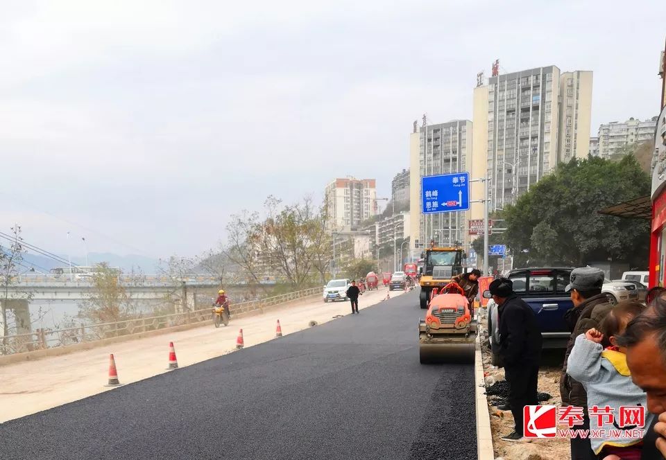 玉带双珠本周内完成长江大桥至殡仪馆路段沥青铺筑保障市民春节出行