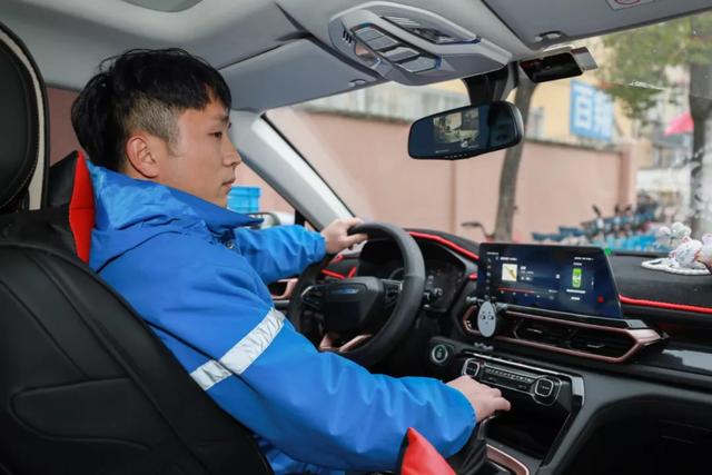 快递小哥,回家过年啦!这一年,有人买了新车