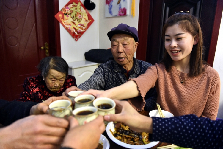 [年夜饭新吃法！叫外卖、上酒店，还可以到村里吃年例] 