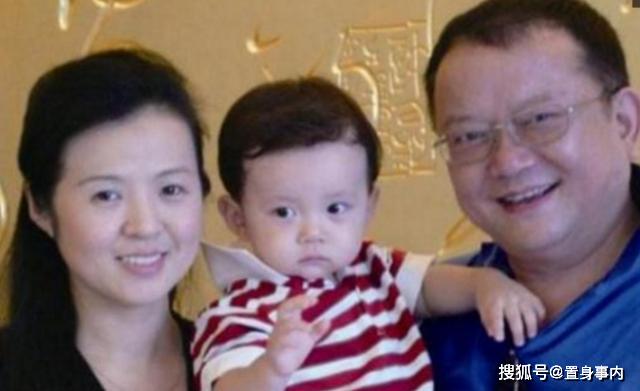 王刚一家现身商场，与小20岁三婚妻子系网恋，小