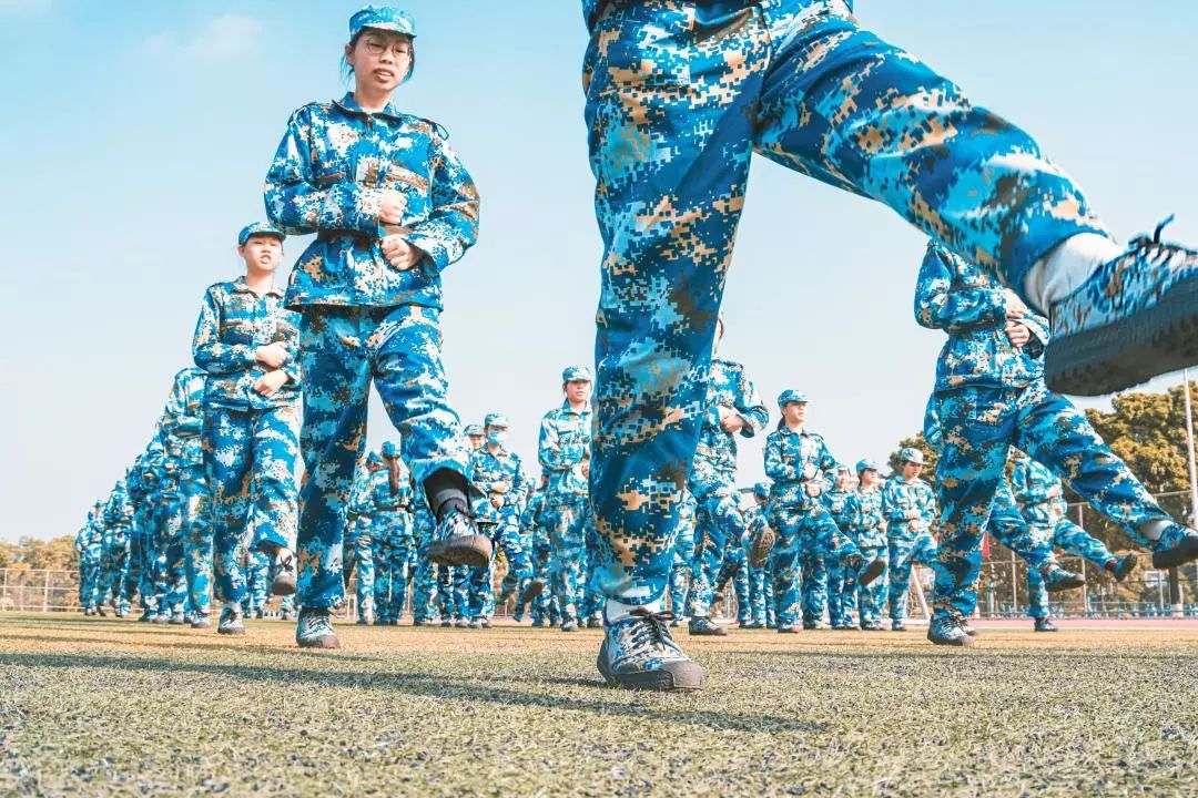 晴空之下 身着迷彩的你们 飞扬的发丝与海蓝的军帽 黑白相间的匍匐刀