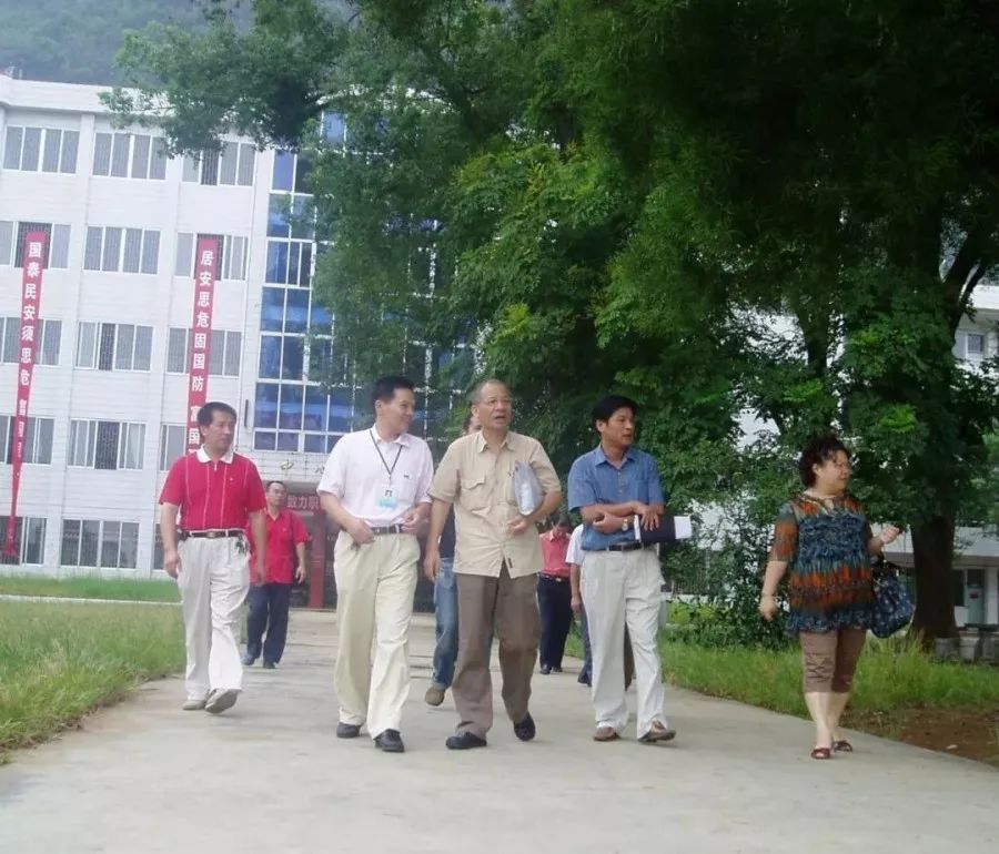 荔浦县修仁中学并于荔浦县第二中学;青山镇和平初级中学,茶城乡初级