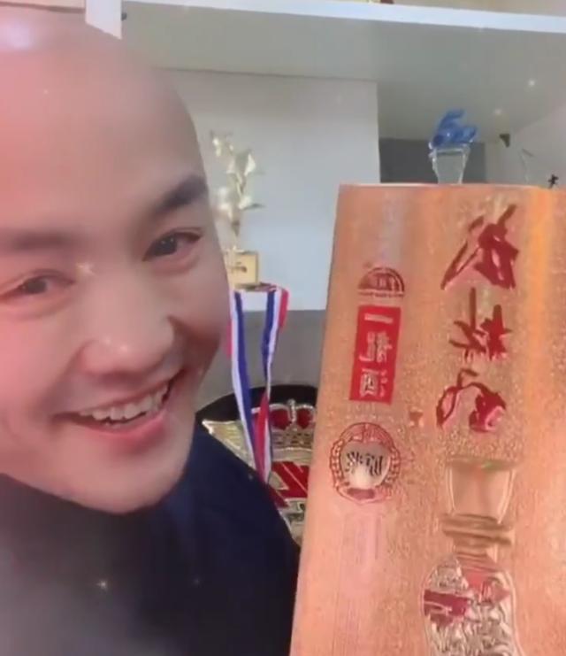 武僧一龍舉起酒壺震懾播求，可能用醉拳擊潰泰拳天王 遊戲 第4張