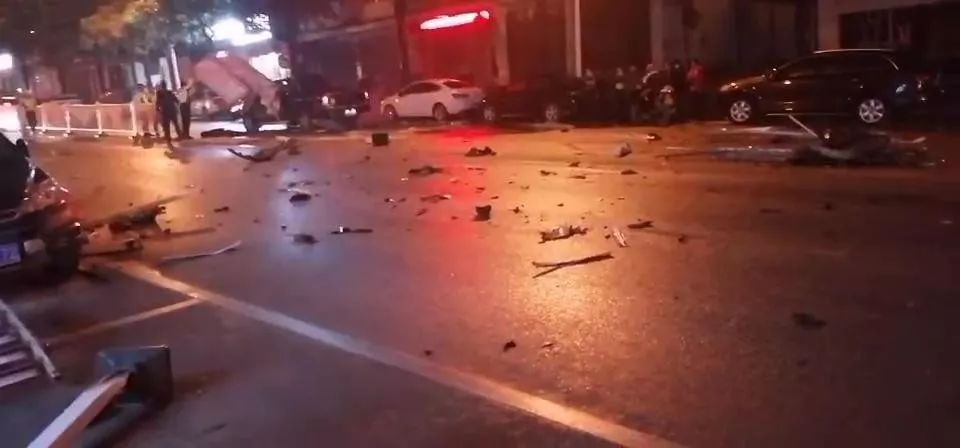 1月14日晚,隆林新法院门口路段发生一起惨烈交通事故,现场一片狼藉