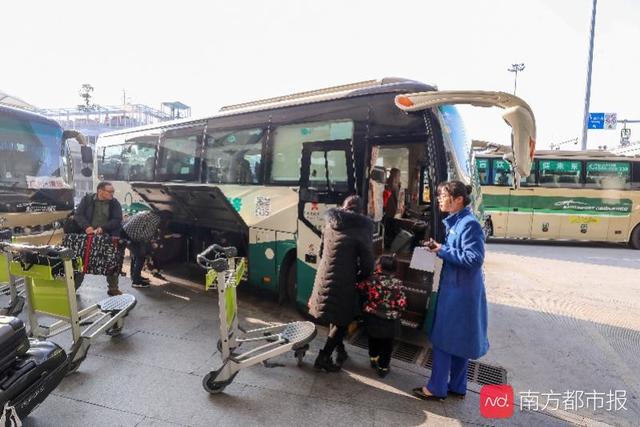 旅客飞抵广州后,可在t2航站楼客运站现场购买专线大巴车票,也可通过