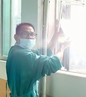 【女孩患罕见病icu里生活11年,父亲用镜子让女儿晒太阳 】 从20岁到