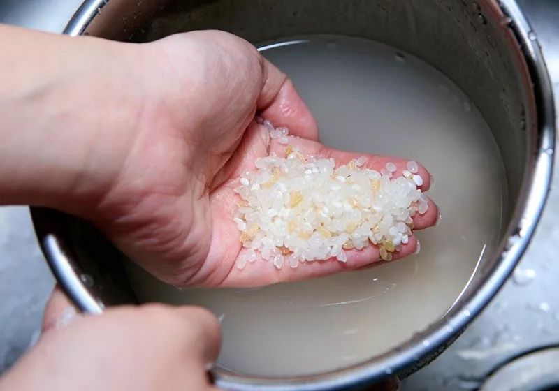洗米水别再倒掉了！拿来做家务，用处可大了！|