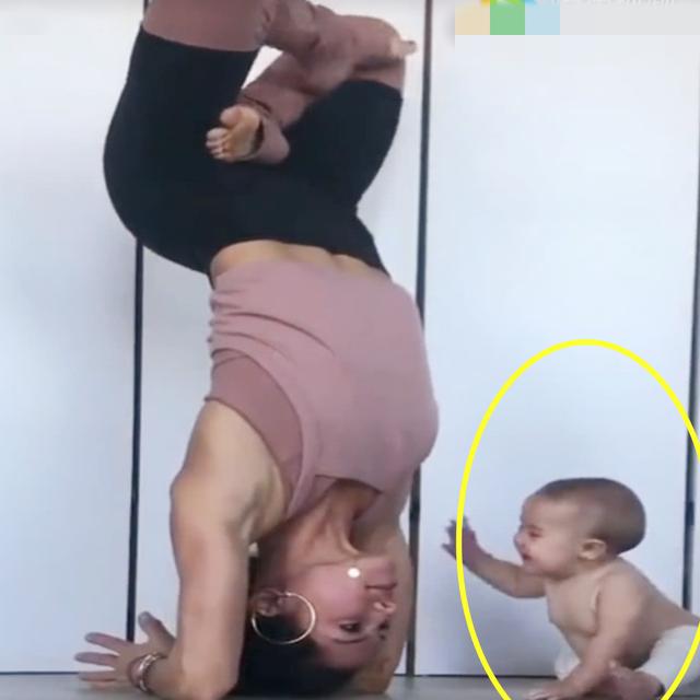 瑜伽手倒立_妈妈在家练倒立瑜伽，宝宝的举动太萌了，让妈妈忍不住笑了