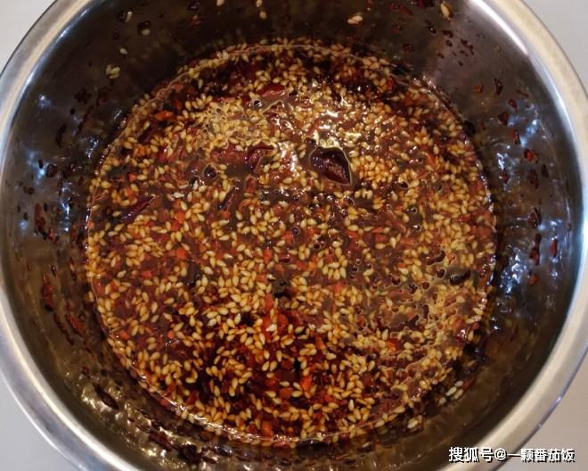  [四川红油辣椒最正宗做法，学会这一步，辣油又红又亮，拌啥都好吃] 