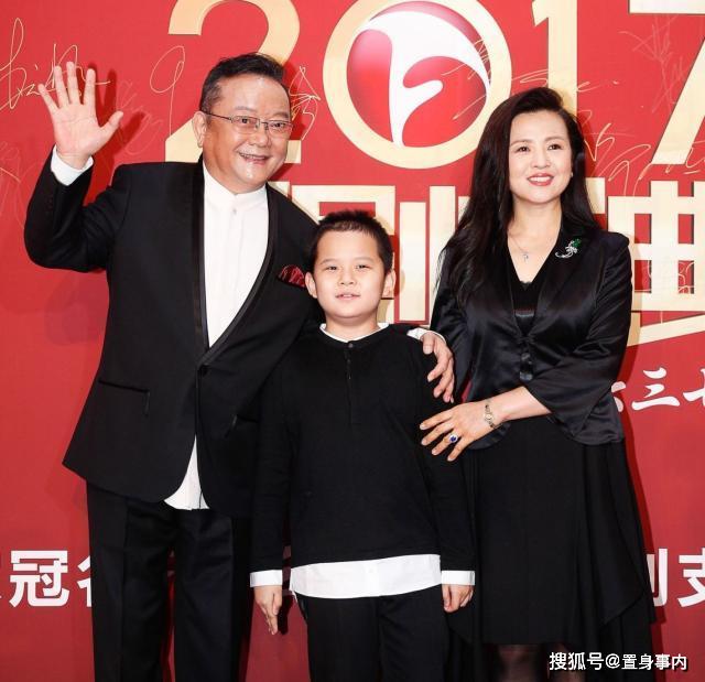 王刚一家现身商场，与小20岁三婚妻子系网恋，小