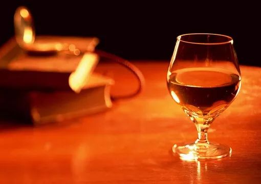 白兰地和威士忌有何不同 葡萄酒与白兰地、威士忌等烈酒究竟有什么区别？