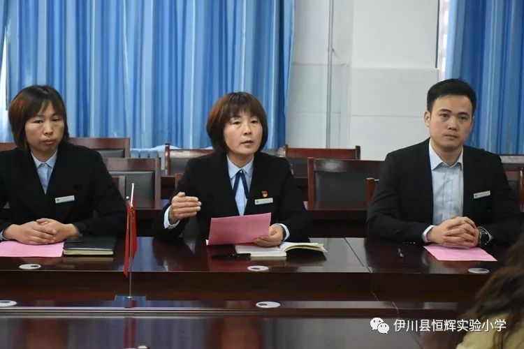 最后,伊川县恒辉实验小学第二届家长委员会全体成员与学校领导合影