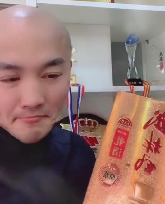 武僧一龍舉起酒壺震懾播求，可能用醉拳擊潰泰拳天王 遊戲 第2張