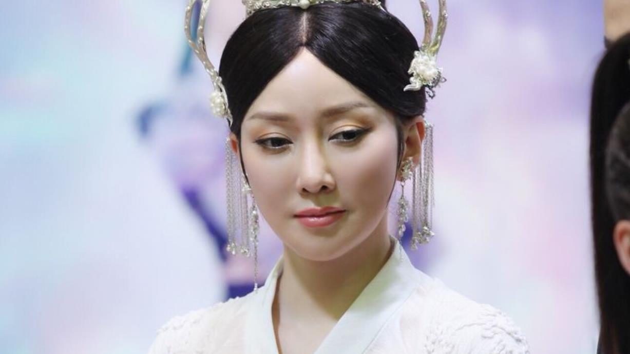 35岁萨顶顶近况,与老公相识个半小时就领证,今