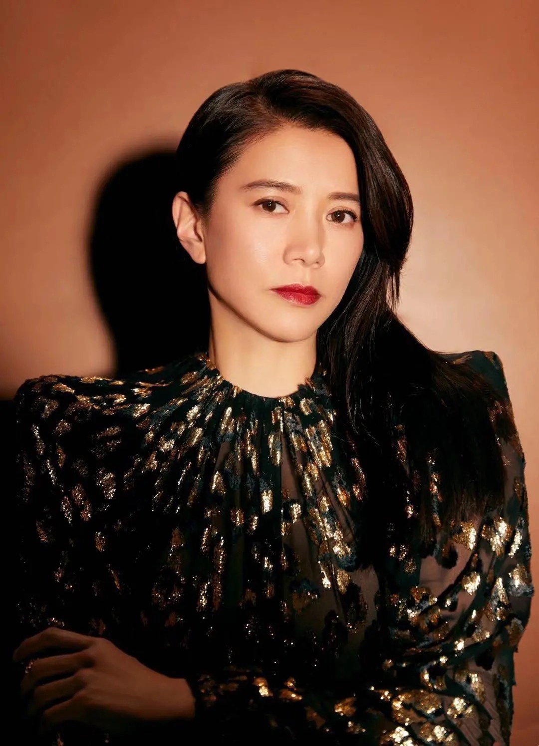 张智霖夫妇同时出席活动，袁咏仪红唇显高冷，