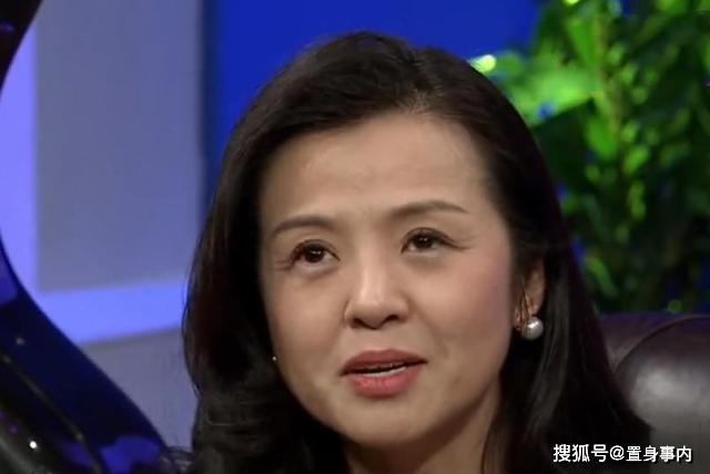 王刚一家现身商场，与小20岁三婚妻子系网恋，小