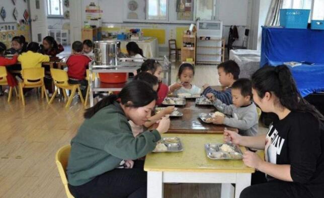 孩子在家挑食，在幼儿园却能吃两大碗，看到照片后，宝妈惭愧不已 