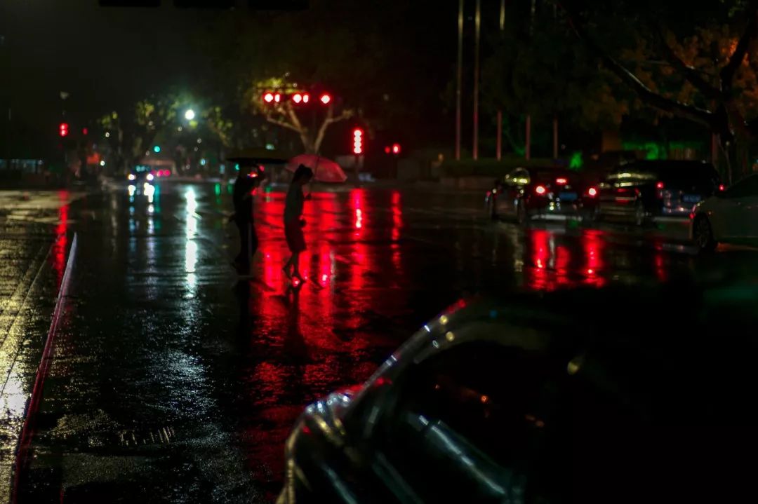 2019年7月9日,浙江杭州,下雨的夜晚.