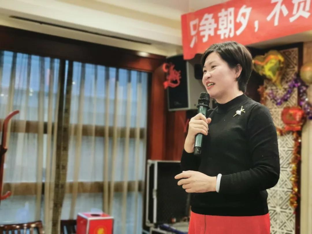 所展现的奋发向上,积极进取的精神风貌,亓宏刚老师也被这种气氛所感染