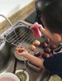 [妈妈让儿子洗香菇，儿子顺手给香菇做了“抛光”]