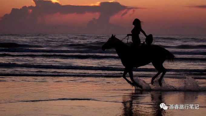 夕阳下在兰达岛私密海滩骑个马,这才是精致小众的玩法