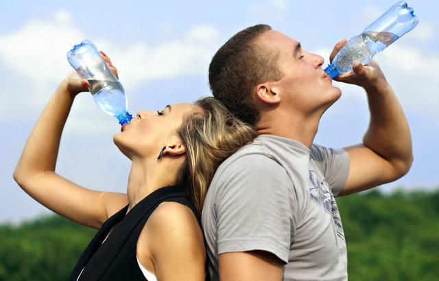 _怎么喝水最健康，补水防病！营养专家告诉你们正确的喝水时间