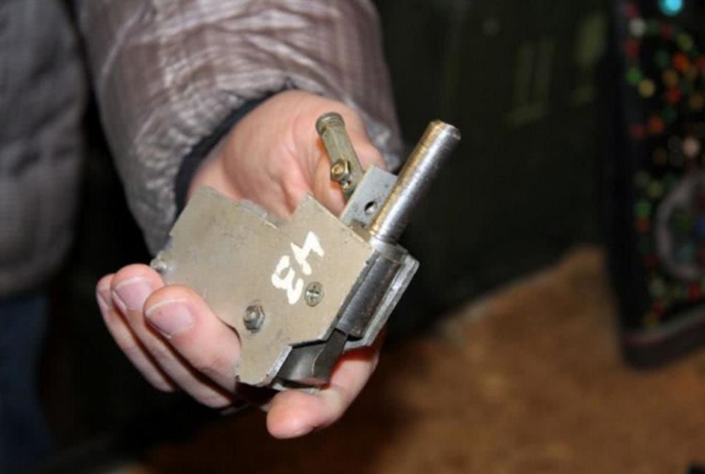 俄罗斯军警在车臣缴获的自制枪械,机匣打满铆
