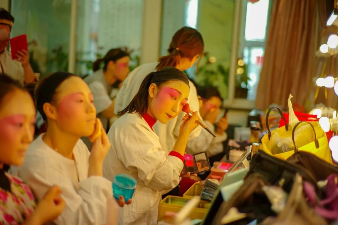 2019年3月9日,山西太原,晋剧实验二团的年轻演员正在化妆.