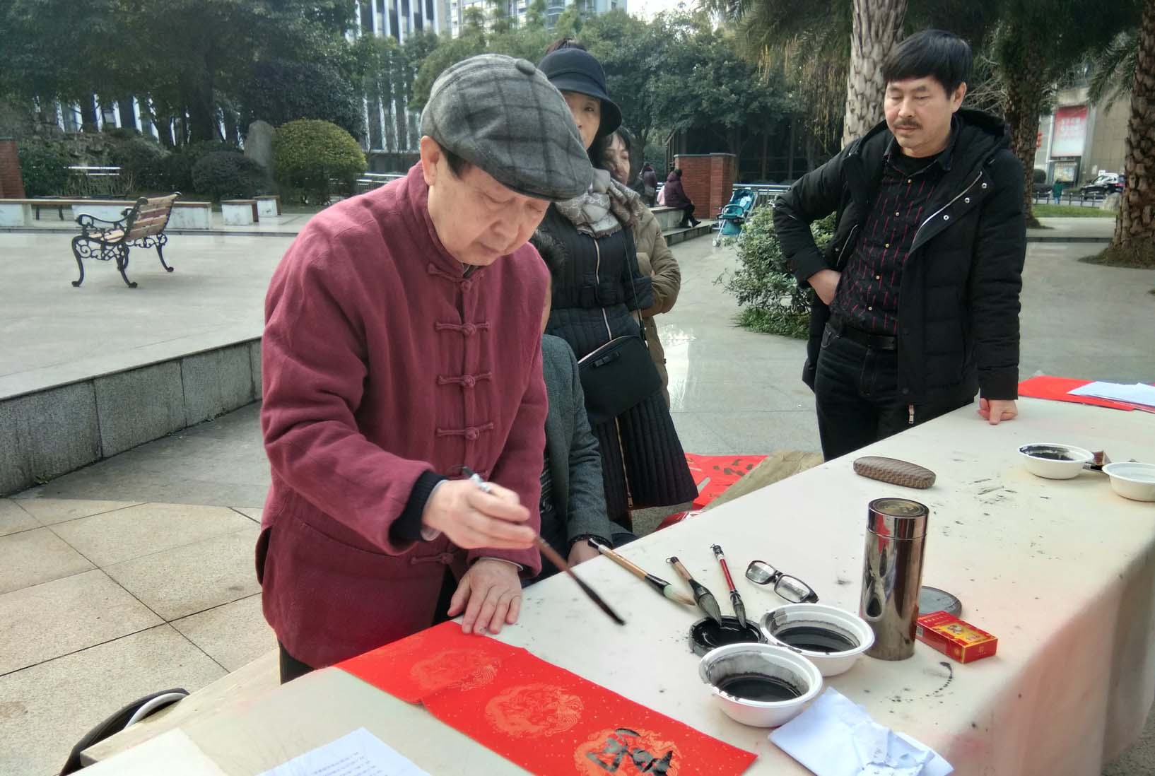 书画家吴泽全书画家曾君书画家罗庆成在现场,送春联活动得到了社区