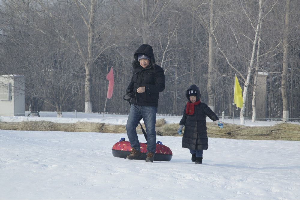 谈球吧体育冰雪乐园雪圈超刺激 快来感受一下迷宫！(图1)