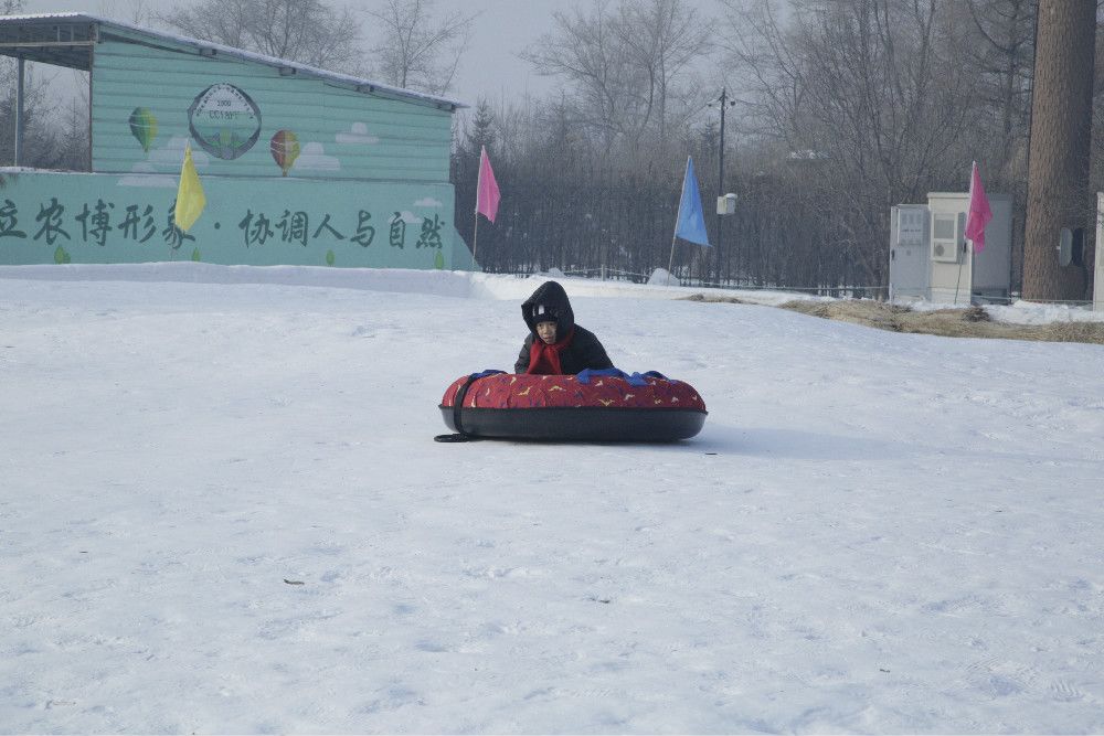 谈球吧体育冰雪乐园雪圈超刺激 快来感受一下迷宫！(图2)