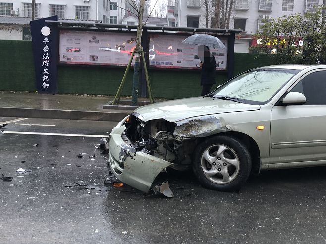 昨日英山这里发生一起交通事故雨天路滑请大家安全行车