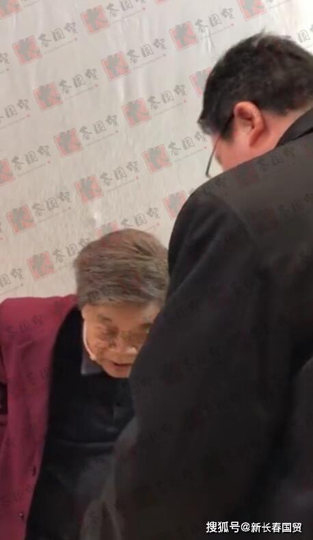 赵忠祥最后一次录节目后台照，面色憔悴状态差