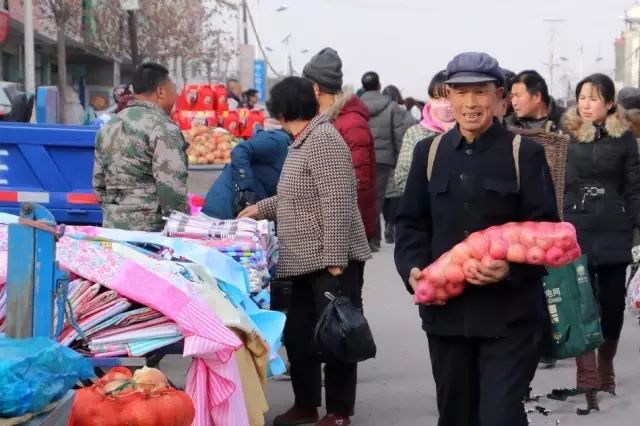 实拍甘肃乡村赶年集市浓浓的家乡年味