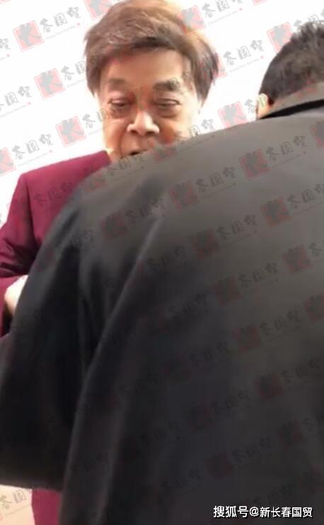 赵忠祥最后一次录节目后台照，面色憔悴状态差
