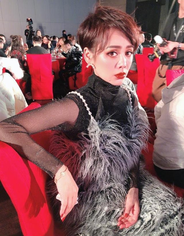 原创47岁宁静"丝袜腿"太美了,穿丝绒西装配短裤,镂空丝袜太撩人