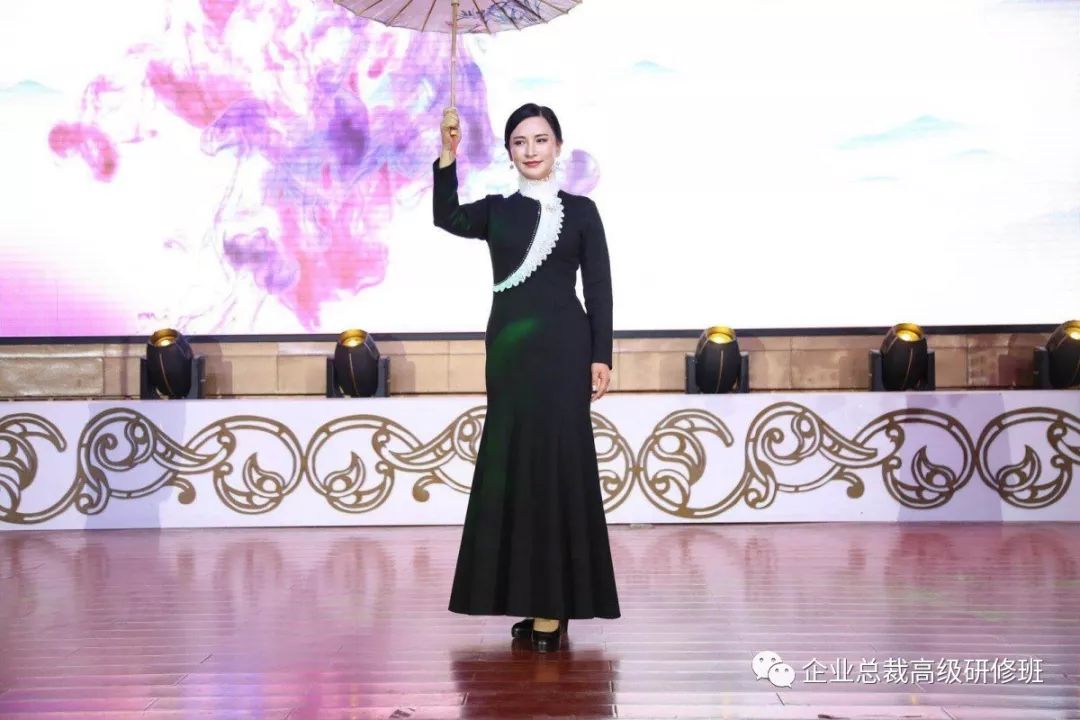 国学班周毅同学用一支独舞,带来顶级视觉享受,吸睛无数.