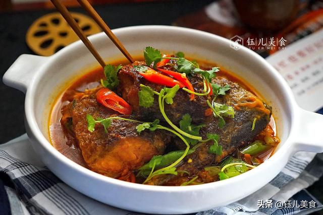 年夜饭少不了大鱼大肉,这道鱼菜经过腌制,更加入味好吃,是一道很下饭