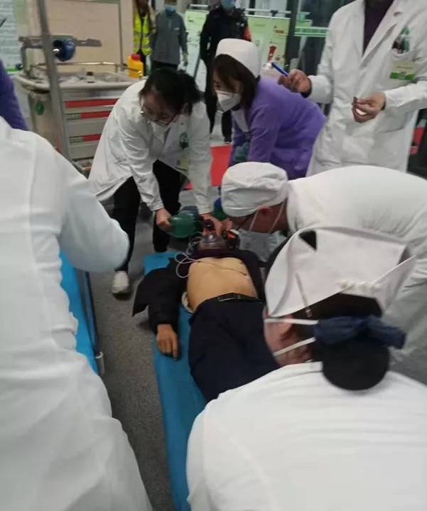 原创辛苦了西安市胸科医院急诊男护紧急抢救患者解除危机